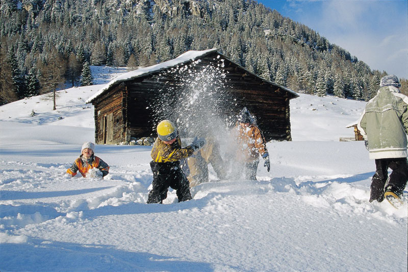 Kinder beim Herumtollen im Schnee beim Straganzhof Straganzhof - Kinderspass im Winter
